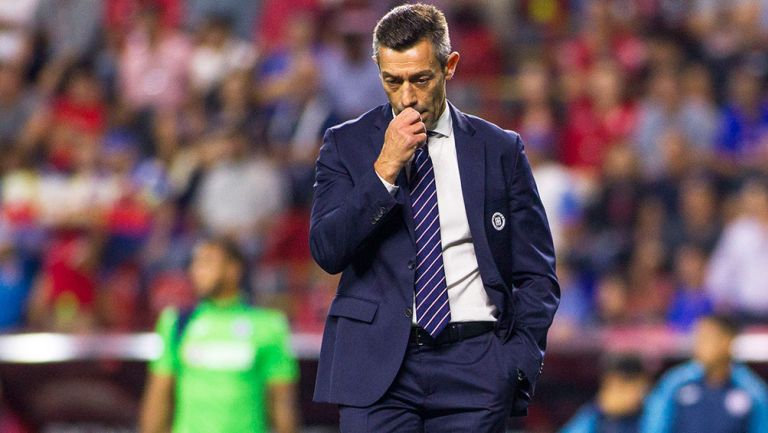 Caixinha, cabizbajo tras una derrota de Cruz Azul