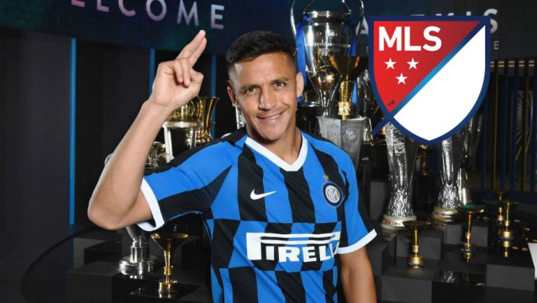 Alexis Sánchez en la sala de trofeos del Inter de Milán