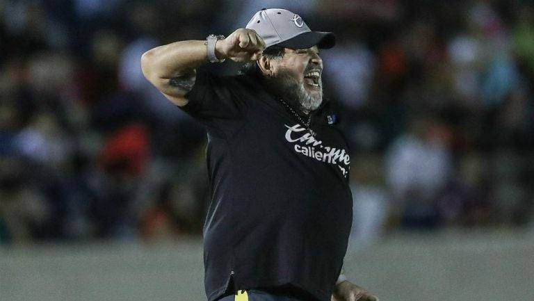 Maradona festeja en un juego de Dorados