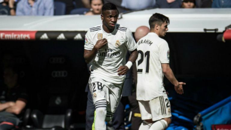 Vinicius entra de cambio durante un partido del Real Madrid