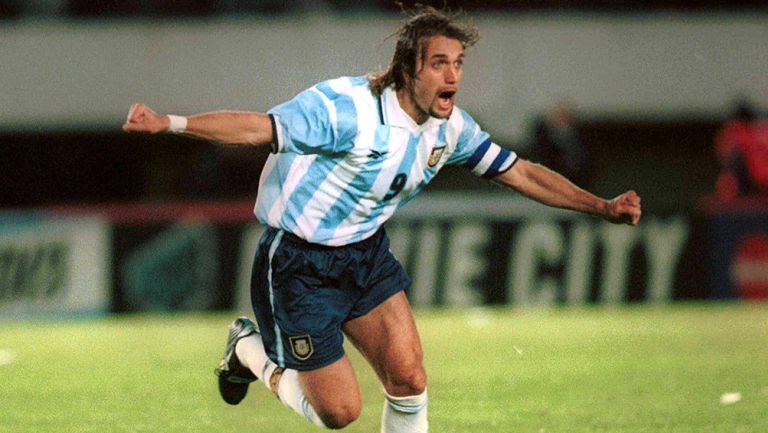 Gabriel Batistuta, festeja un gol con Argentina