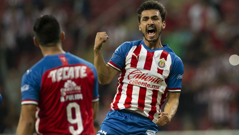 Alanís celebra una anotación con Chivas 