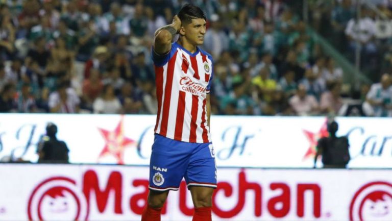 Alan Pulido se lamenta en un juego de Chivas