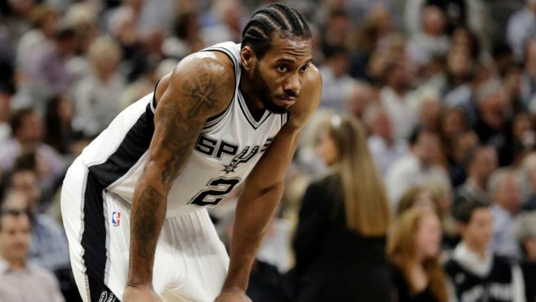 Kawhi Leonard durante un partido con los Spurs