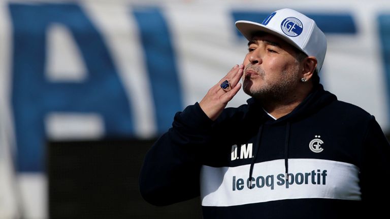 Maradona saluda a la tribuna del Gimnasia y Esgrima La Plata