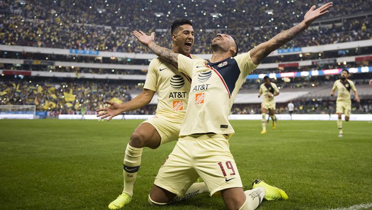 Jugadores del América celebran gol contra Pumas