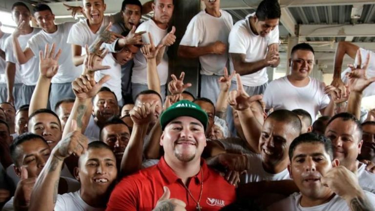 Andy Ruiz pasa un buen rato con los reclusos 