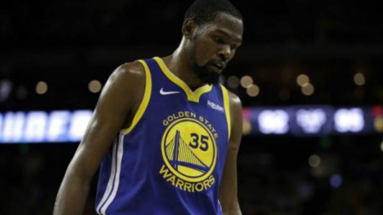 Durant se lamenta en un juego de los Warriors