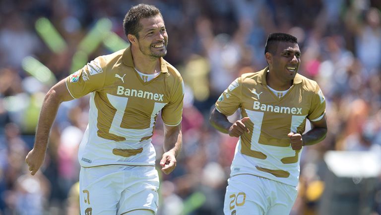 Dante y el Hachita festejan un gol del conjunto auriazul