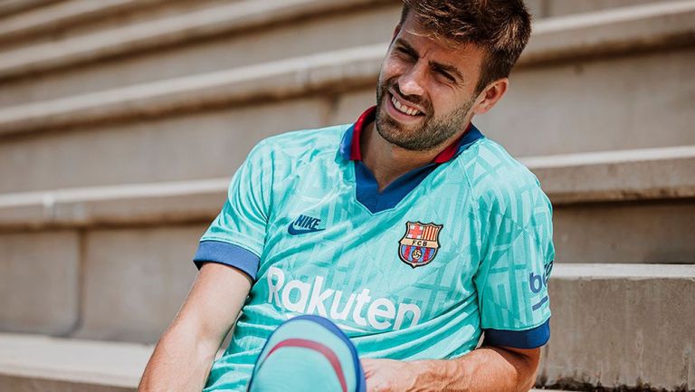 Piqué luce tercer uniforme del Barcelona 