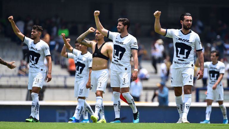 Jugadores de Pumas celebran triunfo de la afición