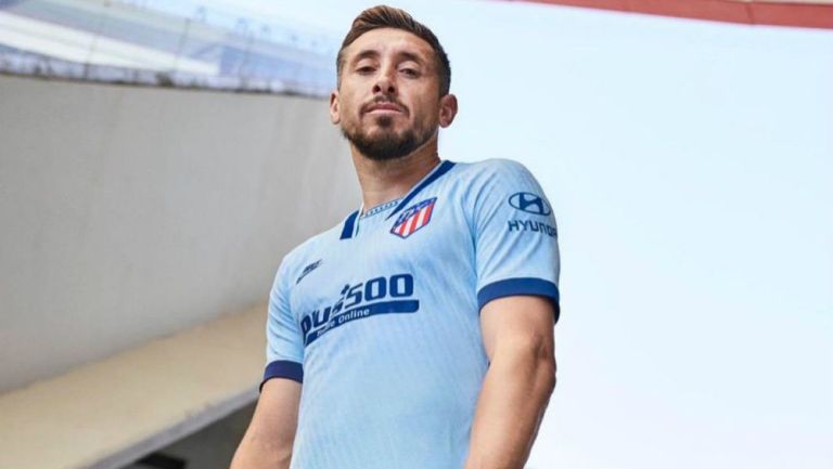 Héctor Herrera posa con la nueva playera del Atlético