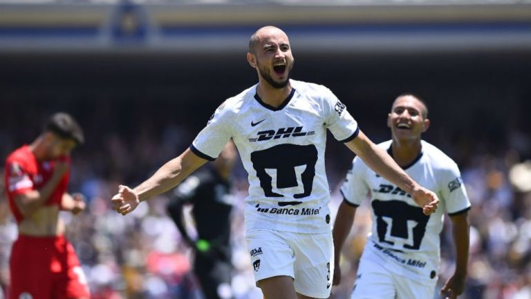 Carlos González celebra gol ante Toluca