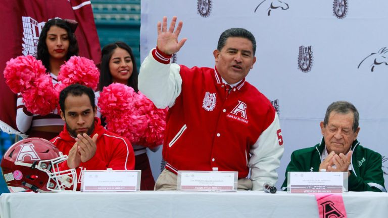 Enrique Zárate durante una conferencia 