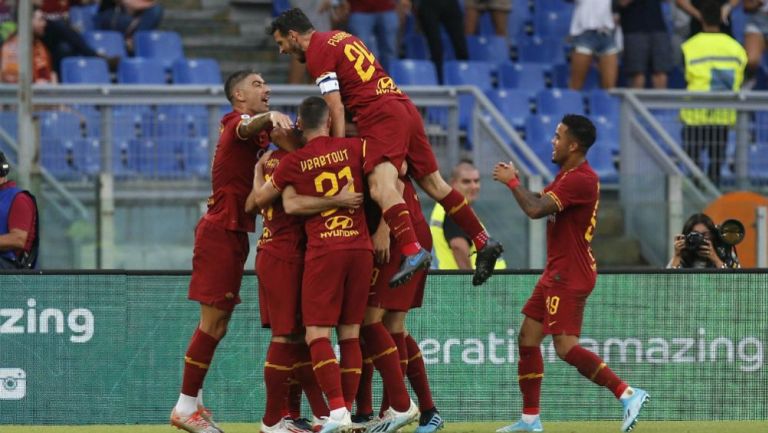 Jugadores de la Roma festejan un gol ante el Sassuolo