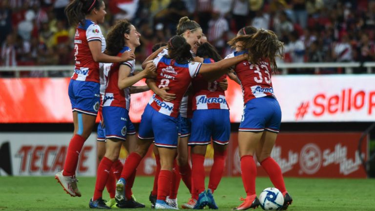 Las jugadoras de Chivas Femenil celebran uno de los goles sobre América