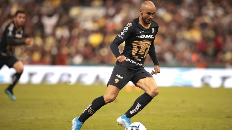 Carlos González durante el partido contra América