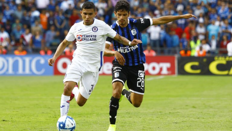 Orbelín Pineda durante un partido con Cruz Azul