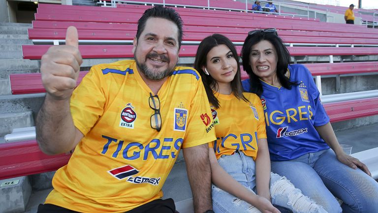 Aficionados de Tigres en el Sam Boy Stadium