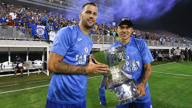 Édgar Méndez y Cata Domínguez posan con el trofeo de la League Cup