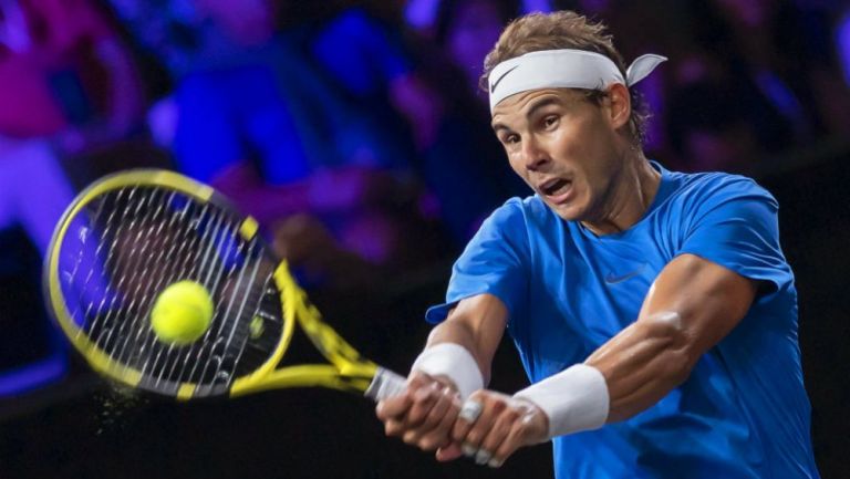 Rafael Nadal golpea con su raqueta una bola