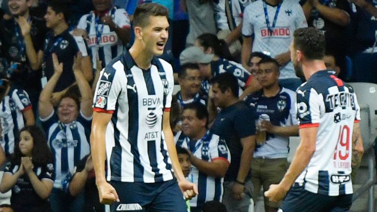 César Montes celebra una anotación con Rayados 