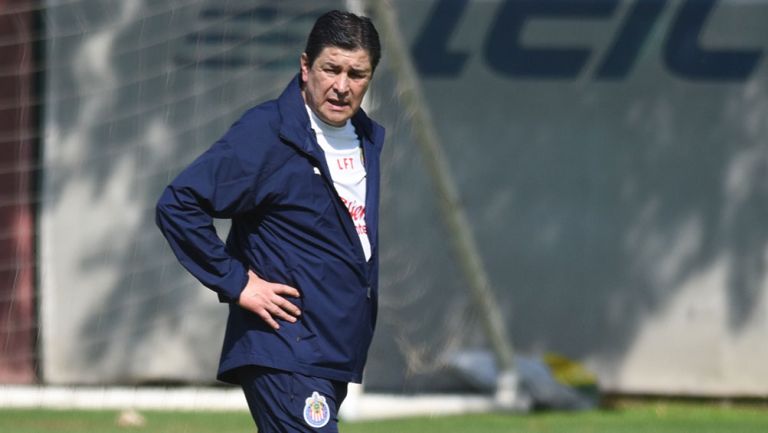 Luis Fernando Tena en el entrenamiento de Chivas