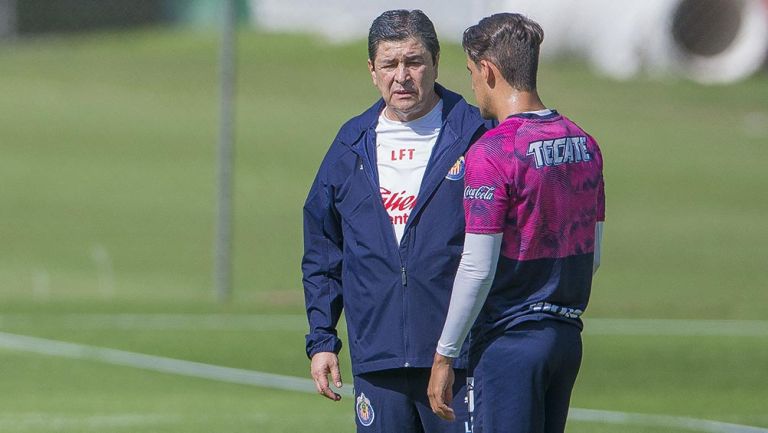 Luis Fernando Tena en el entrenamiento de Chivas