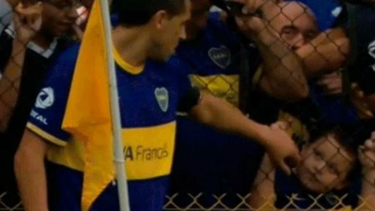 Riquelme tocando a Joaquín en un partido de Boca Juniors