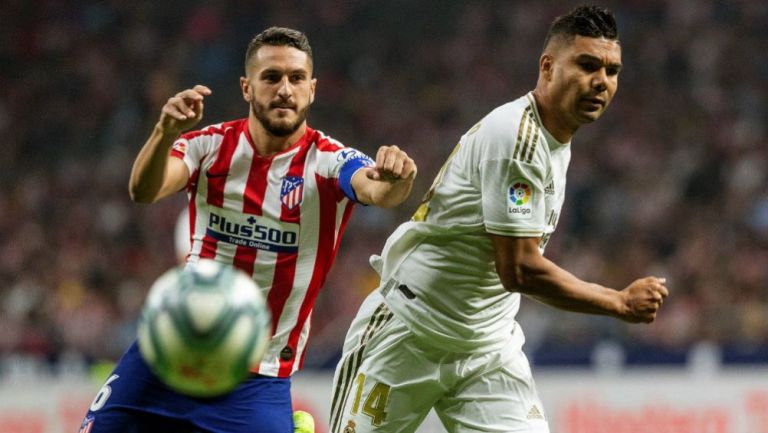 Casemiro peleando un balón con Koke en el Derby Madrileño