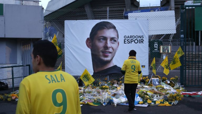 Aficionados del Nantes colocaron flores en homenaje al jugador tras su fallecimiento