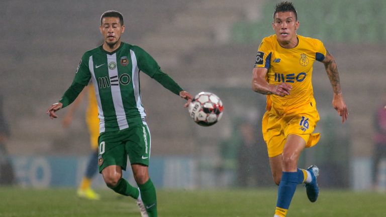 Mateus Uribe persigue el balón en el partido ante Rio Ave