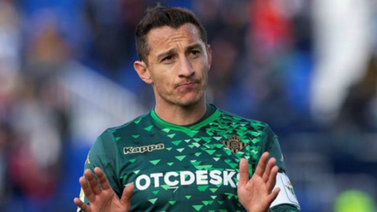 Andrés Guardado durante un juego con el Betis 