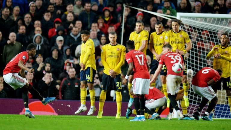 Rashford trata de pasar la barrera del Arsenal en un tiro libre