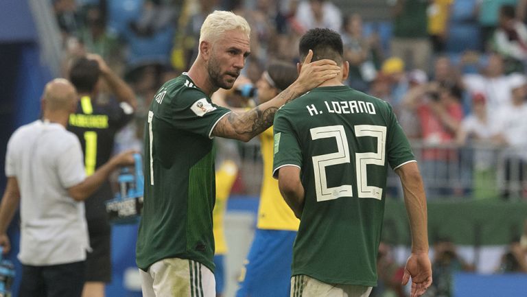 Layún consuela a Lozano tras ser eliminados de Rusia 2018