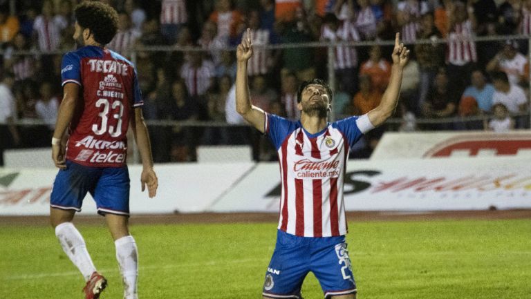 Oribe celebra una anotación con las Chivas