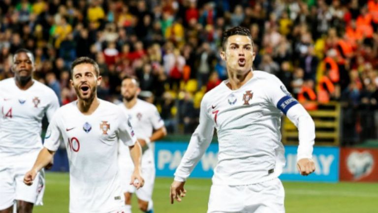 Cristiano Ronaldo festeja un gol con Portugal