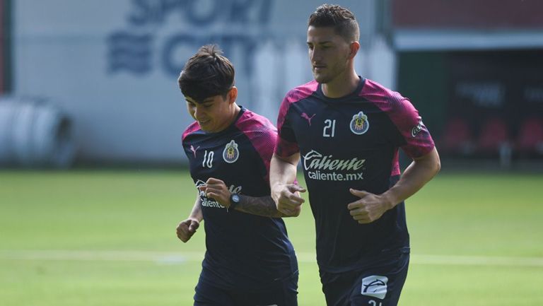 Hiram Mier junto a la Chofis López en un entrenamiento