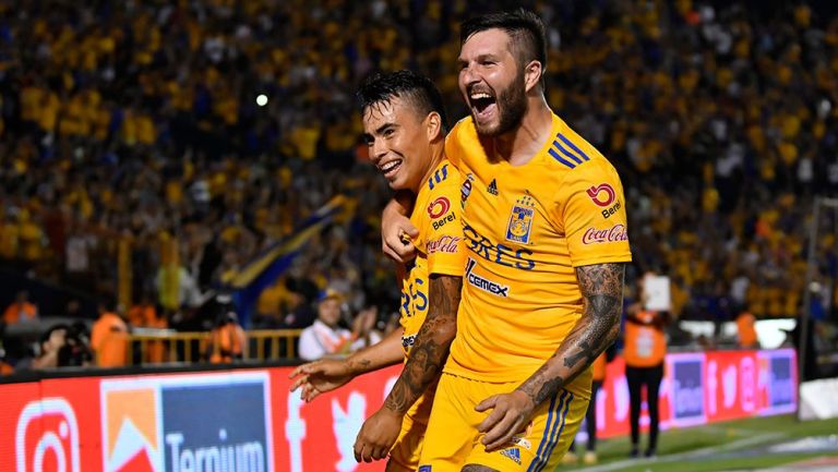 Gignac festeja uno de los goles junto a Lucas Zelarayán 