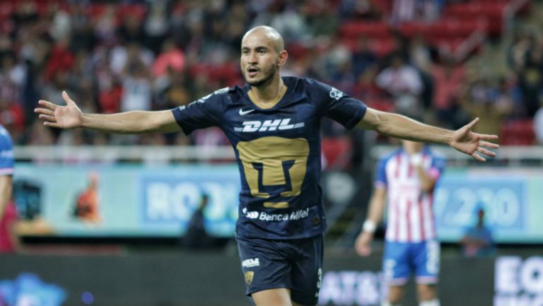 Carlos González celebra el gol del empate ante Chivas