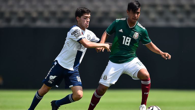 Efraín Álvarez, en un amistoso del Tri Sub 17 contra su similar del Puebla