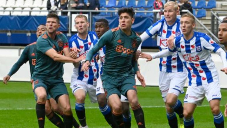 Edson Álvarez en acción ante Heerenveen