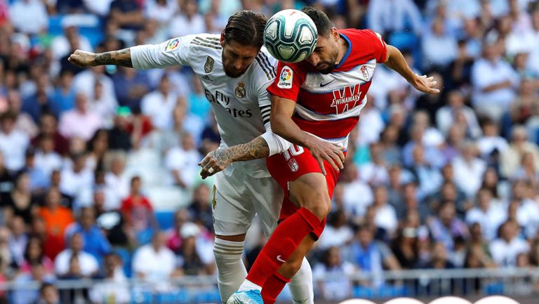 Sergio Ramos compite por balón aéreo