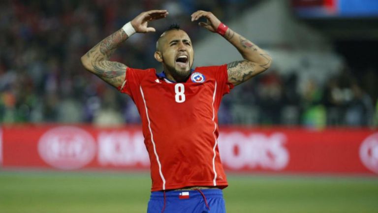 Arturo Vidal celebrando con la selección de Chile