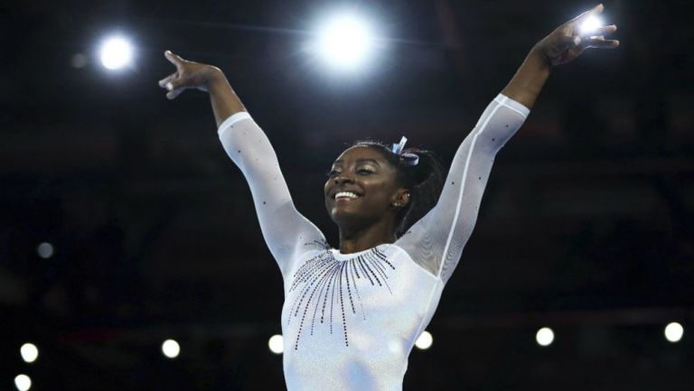 Simone Biles en acción en el Mundial de Gimnasia en Stuttgart