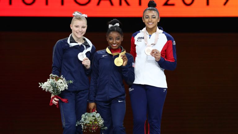 Simone Biles posa con la medalla de Oro