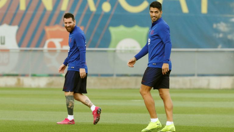 Lionel Messi y Luis Suárez durante una práctica con el Barcelona