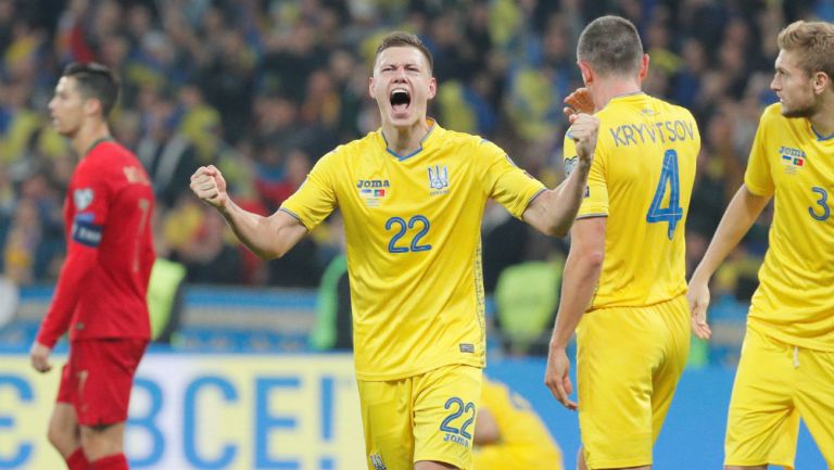 Jugadores de Ucrania celebran un gol ante Portugal