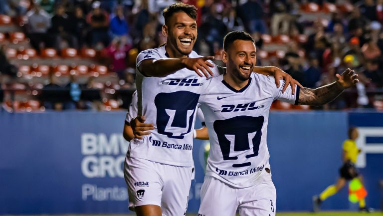 Nicolás Freire y Alan Mendoza festejan un gol