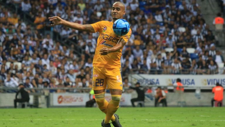 Chaka Rodríguez baja un balón durante un juego de Tigres